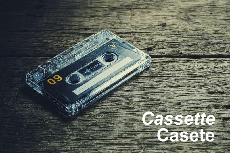 cintas-cassette-audio-sobre-fondo-madera